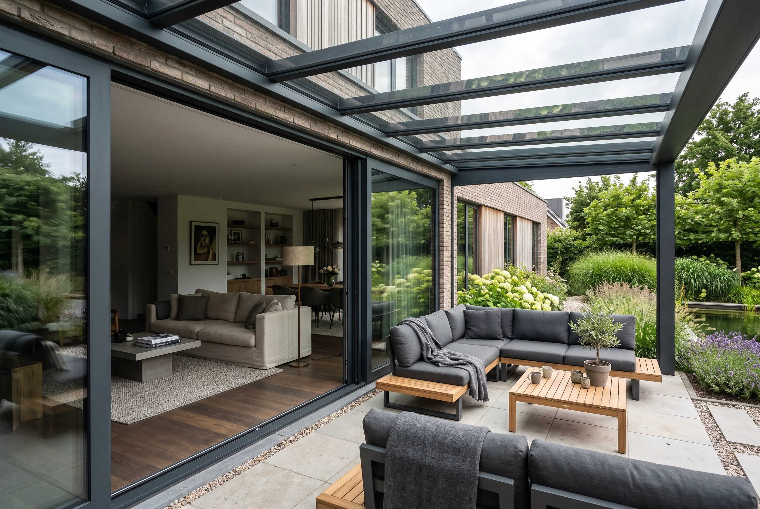 Volledig geopende glazenschuifwand tussen woonkamer en veranda