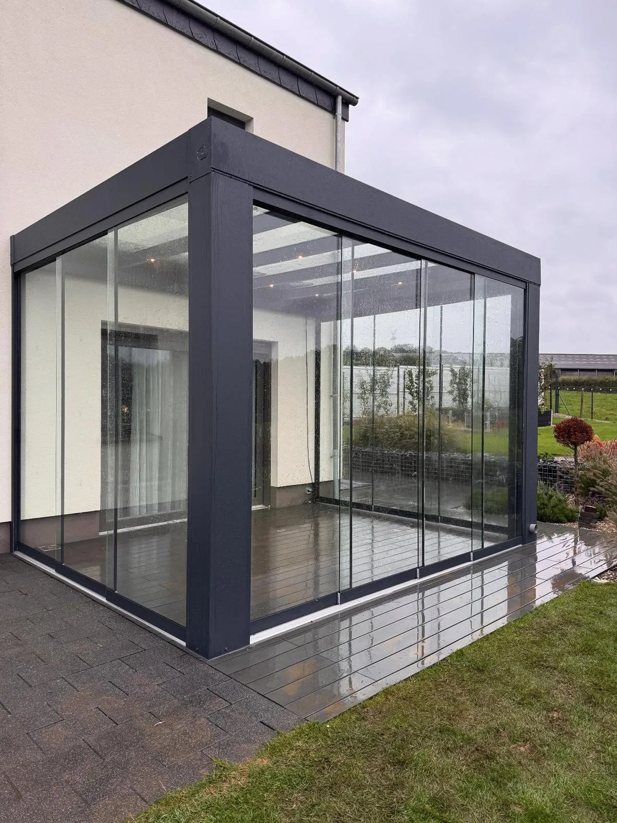 Cube veranda met glazen dak en geïntegreerde spotverlichting