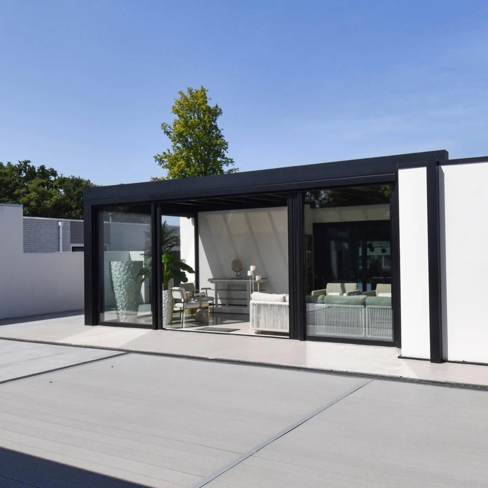 Vrijstaande cube veranda met heldere beglazing bij een moderne villa