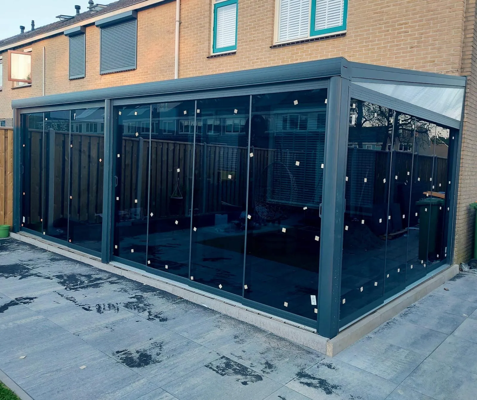 Veranda met getinte beglazing en lichtdoorlatend polycarbonaat dakdeel