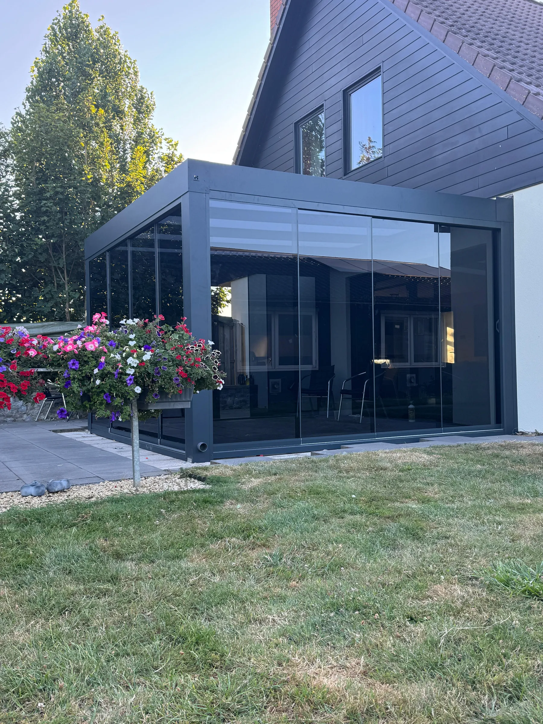 Vrijstaande cube veranda met getinte beglazing