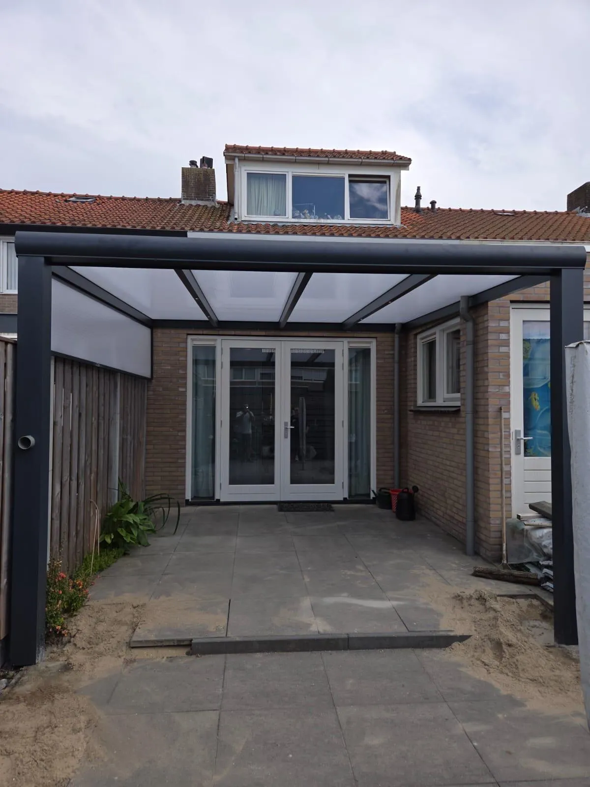 Veranda met opaal polycarbonaat dak boven een terras